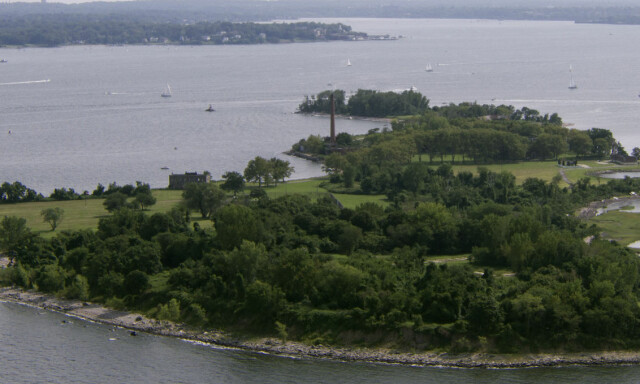 Den idylliske øya ved New York skjuler verdens største massegrav. Her ligger også en kvinne fra Bergen